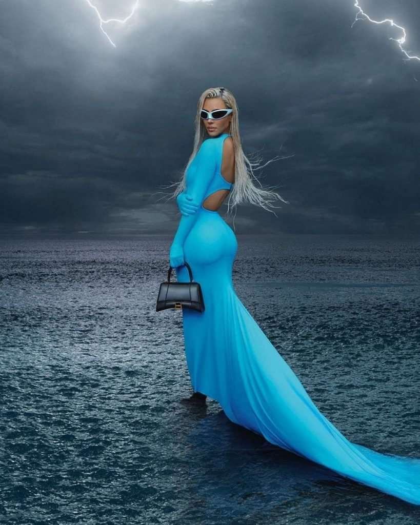 kim Kardashian ad campaña Balenziaga winter 22 le cagole bolso