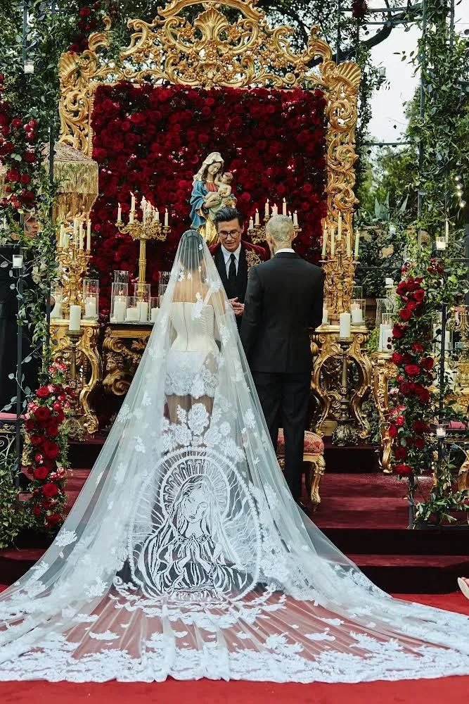 Dua Lipa 'irrumpe' en boda con vestido transparente